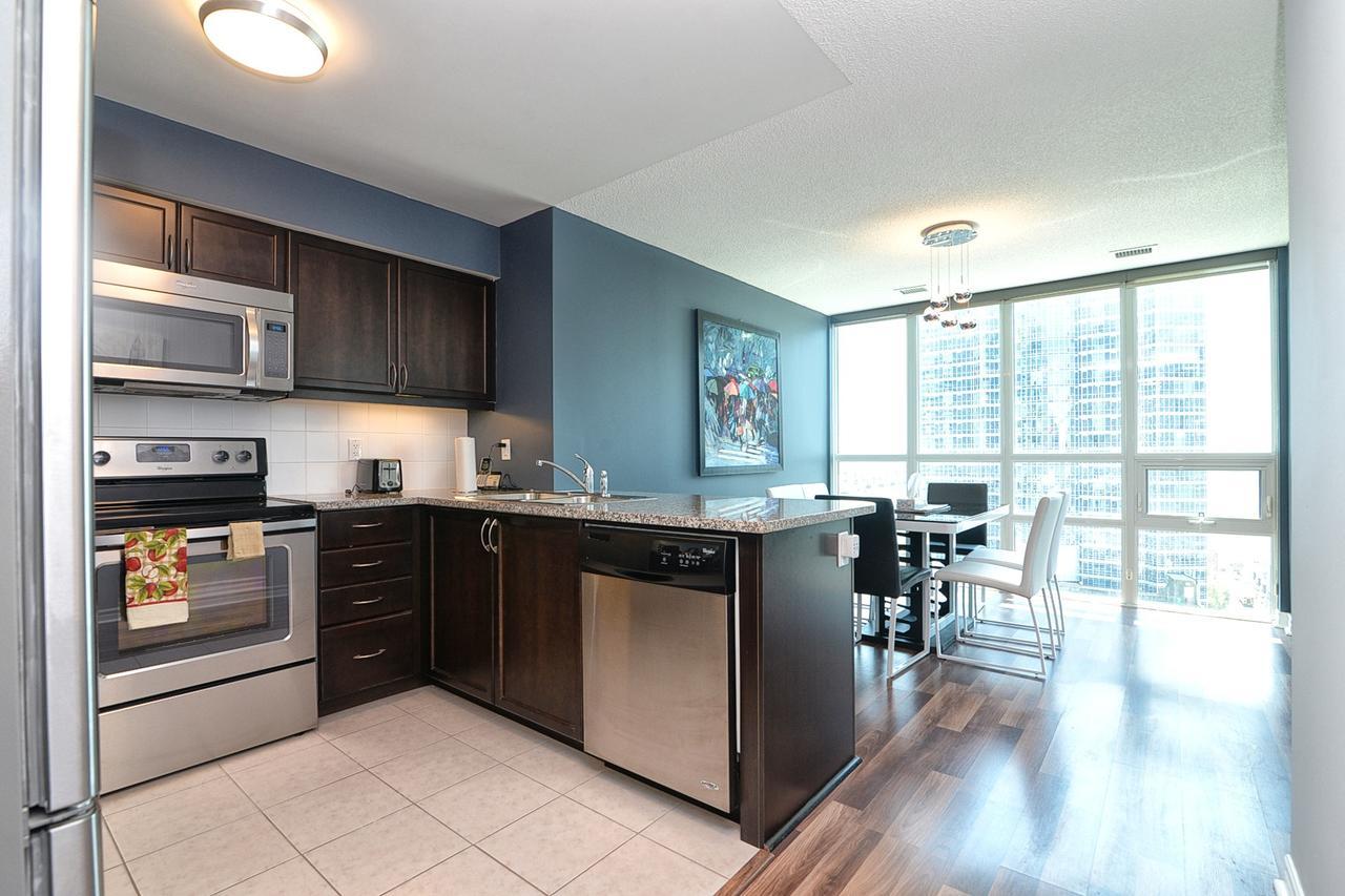 Napa Furnished Suites At Cn Tower & Maple Leaf Square Toronto Esterno foto